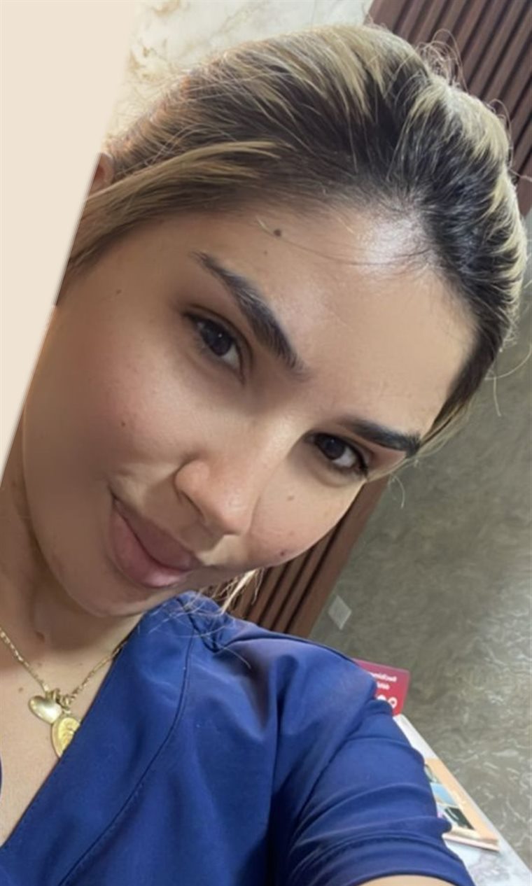 Melissa, terapeuta de masajes a domicilio en Medellín, con su uniforme de spa
